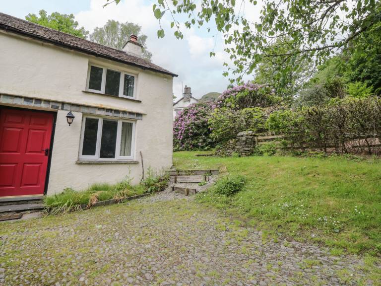 Family-friendly cottage with yard | Pets allowed — photo 2
