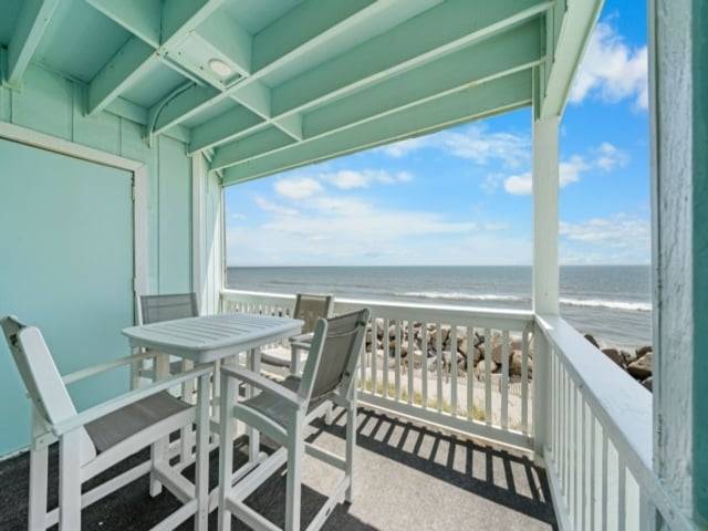 Condo with pool — photo 4
