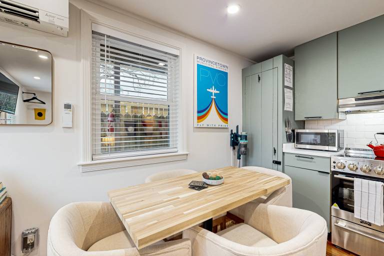 Near Beach & Commercial Street! Couples Retreat — photo 4