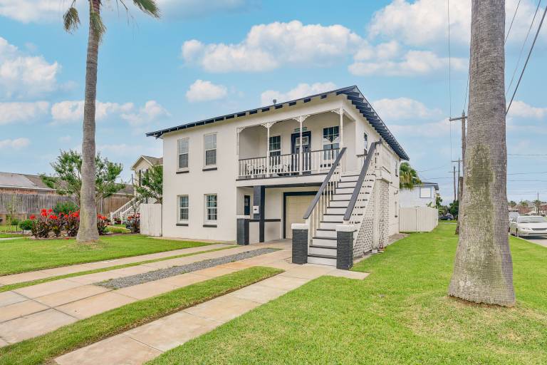 Backyard Movie Nights! Galveston Beach Retreat — photo 2