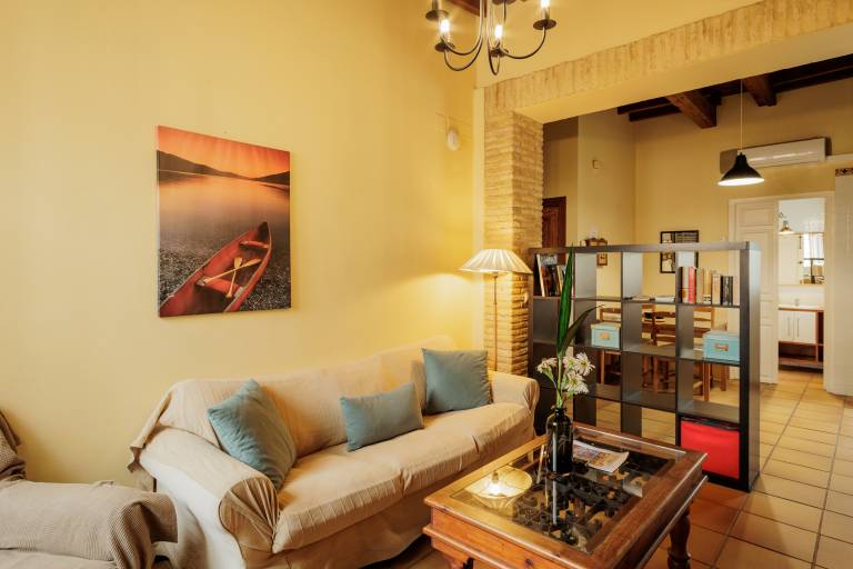 House with fast internet & patio | Close to Seville Cathedral | City view | Suitable for remote work | Pets allowed — photo 3