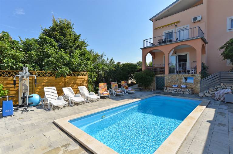 Apartment with terrace & grill in Pula