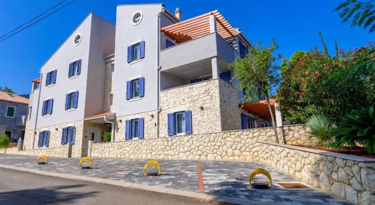 Apartment with patio, private pool & garden | Pets are welcome in Mali Losinj