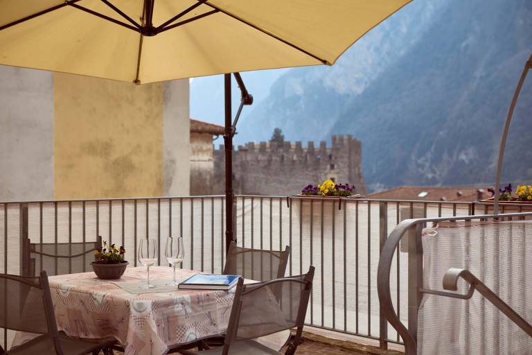 Fully equipped beautiful holiday apartment with terrace & garden | Mountain view | Pet-friendly in Tenno