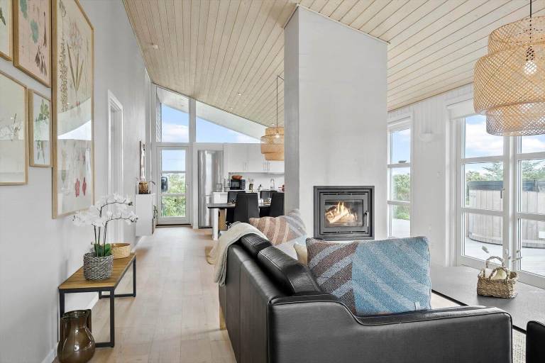 Vacation home with patio, hot tub & barbecue — photo 4