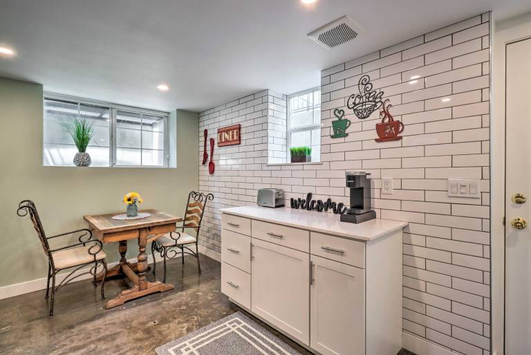 Ski & Hike: Cozy Dtwn Reno Studio w/ Fireplace — photo 2