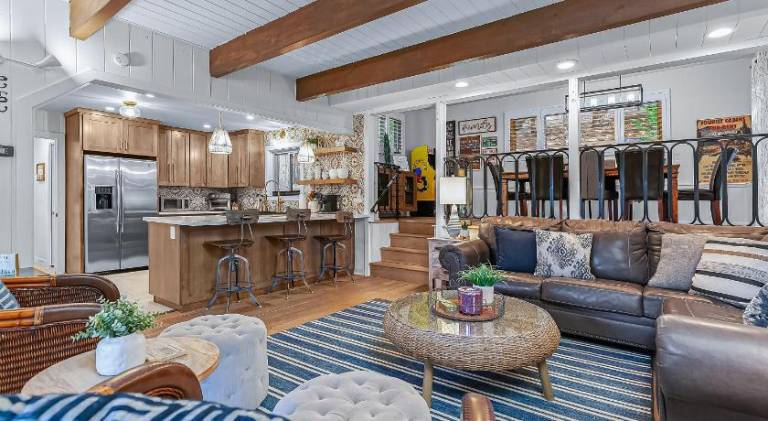 Big vacation home with BBQ, patio & hot tub | Dogs allowed — photo 3