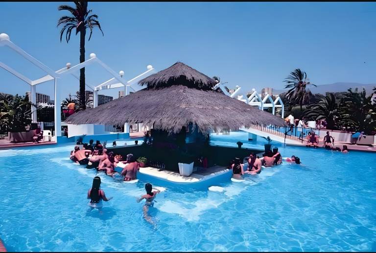 Holiday Home 'Jc Apartment Benalmádena' with Shared Pool, Wi-Fi and Air Conditioning in Torremolinos