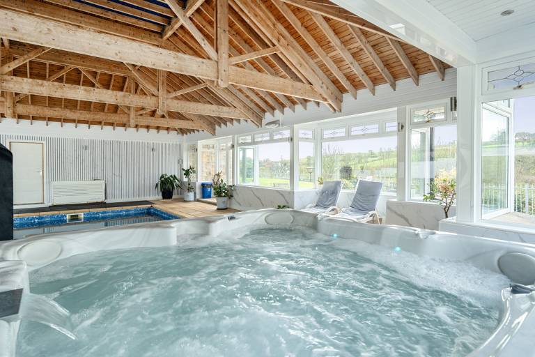 Children-friendly cottage with pool, hot tub & yard | Dogs allowed — photo 4