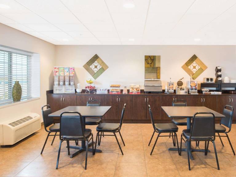 Microtel Inn & Suites by Wyndham Quincy Downtown/River Area — photo 3