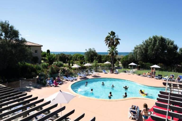 Charming holiday apartment with patio, yard & pool | Next to the beach | Pets allowed — photo 3