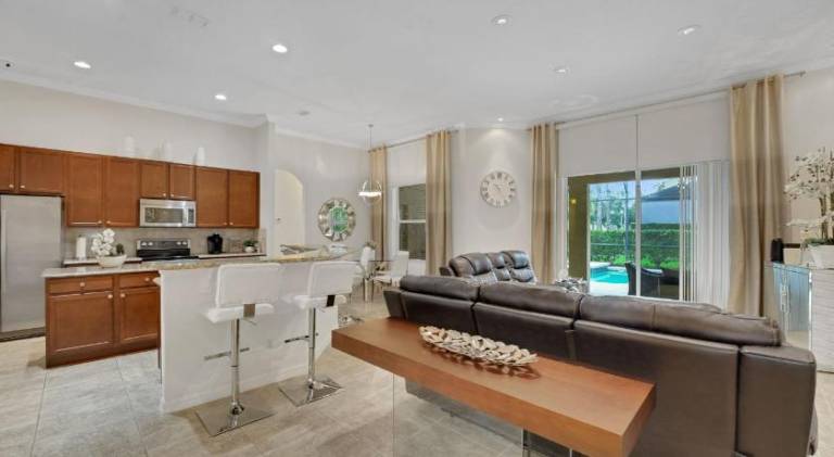 Vacation home with pool — photo 3