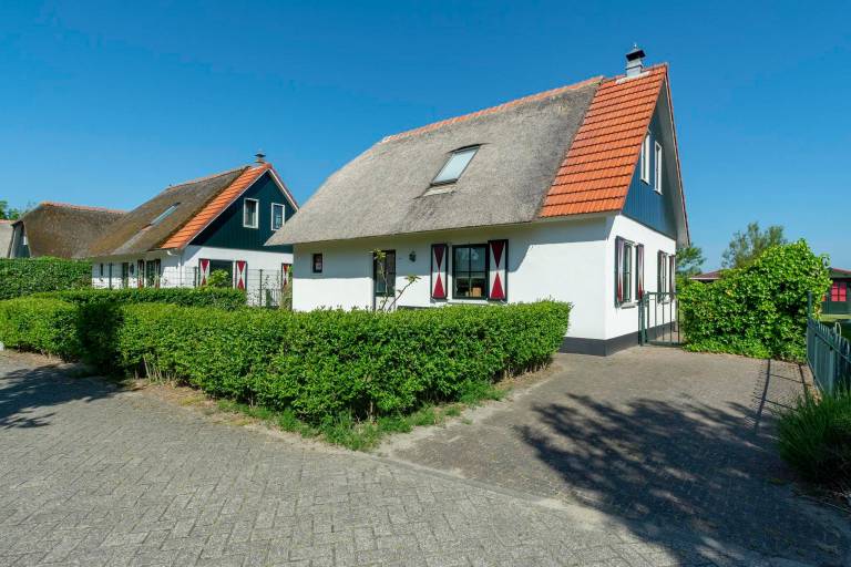 Villa with yard & terrace in Callantsoog