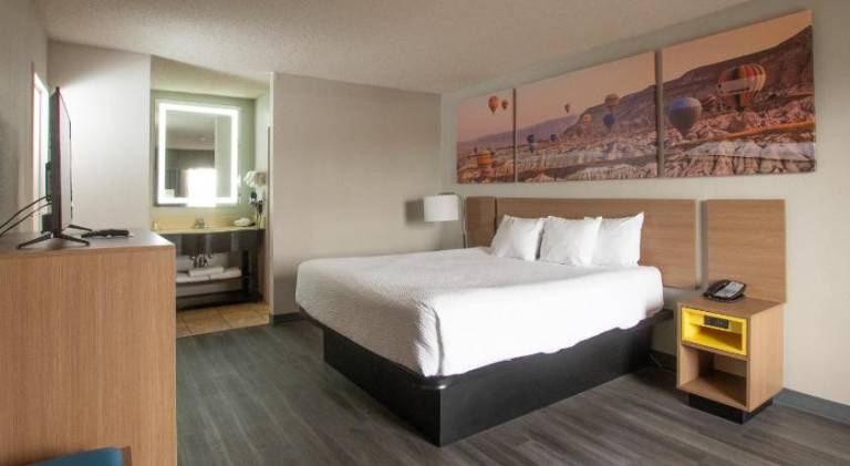 Days Inn & Suites by Wyndham Albuquerque North — photo 2