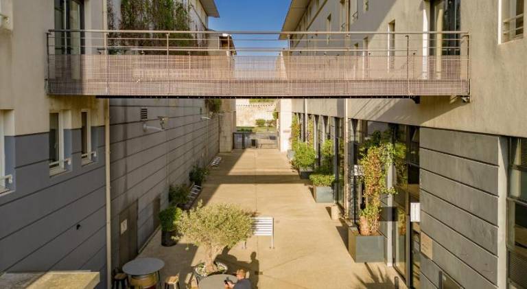 Serviced apartment with patio — photo 3