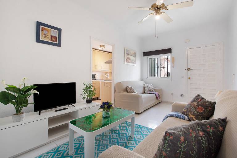 Holiday apartment with pool & patio | Garden view — photo 4