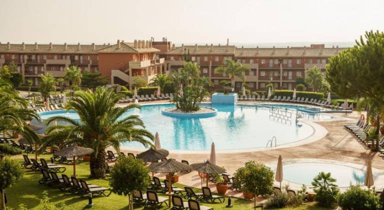 Serviced apartment with pool, yard & patio in Chiclana de la Frontera