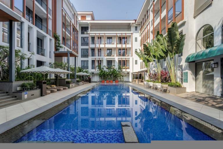 Hidden Gem Luxe Suite w Pool View 1km to Beach