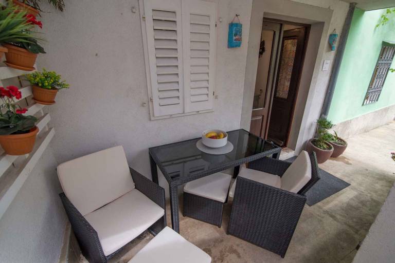 Lovely studio with patio & yard | Pets allowed — photo 3