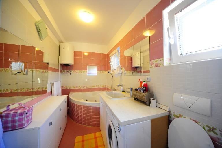 4 Bed Villa Sleeps 9 - Pool, Pets, Garden, Parking — photo 3