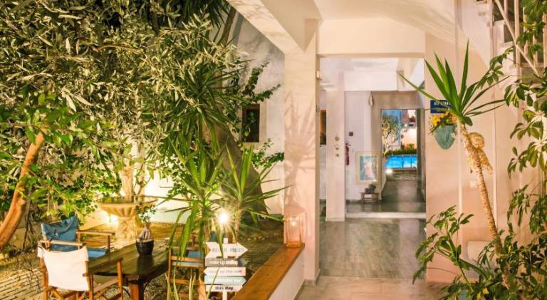 Serviced apartment with pool, yard & patio — photo 4