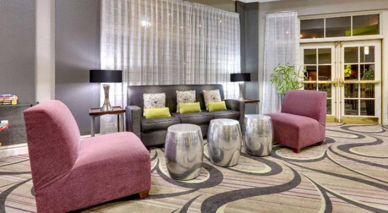La Quinta Inn & Suites by Wyndham Dallas North Central — photo 2