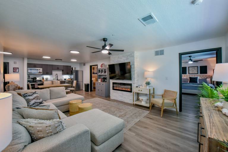 Condo with barbeque & pool — photo 2