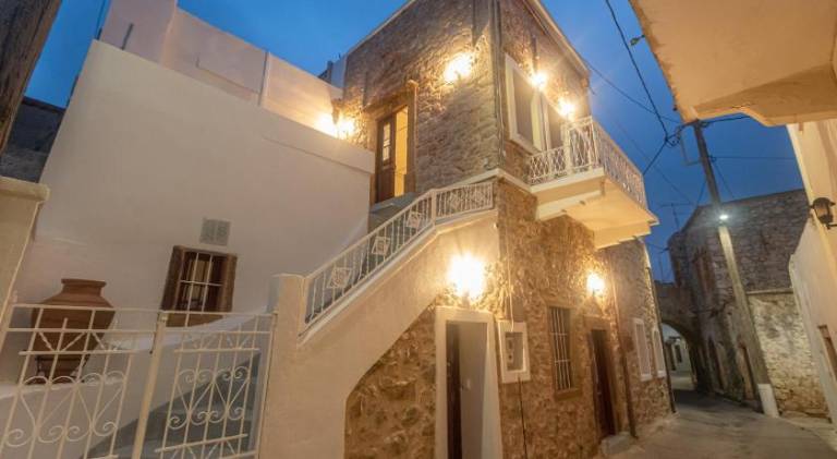 Vacation home with patio in Chios