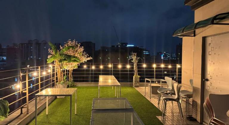 701 Seongsu Loft Cherry Blsm Han River airport bus — photo 3