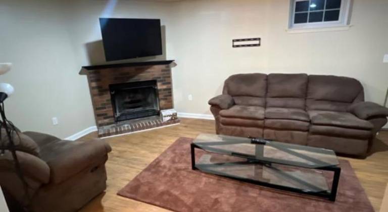 Charming Town home Located in A Quiet Neighborhood