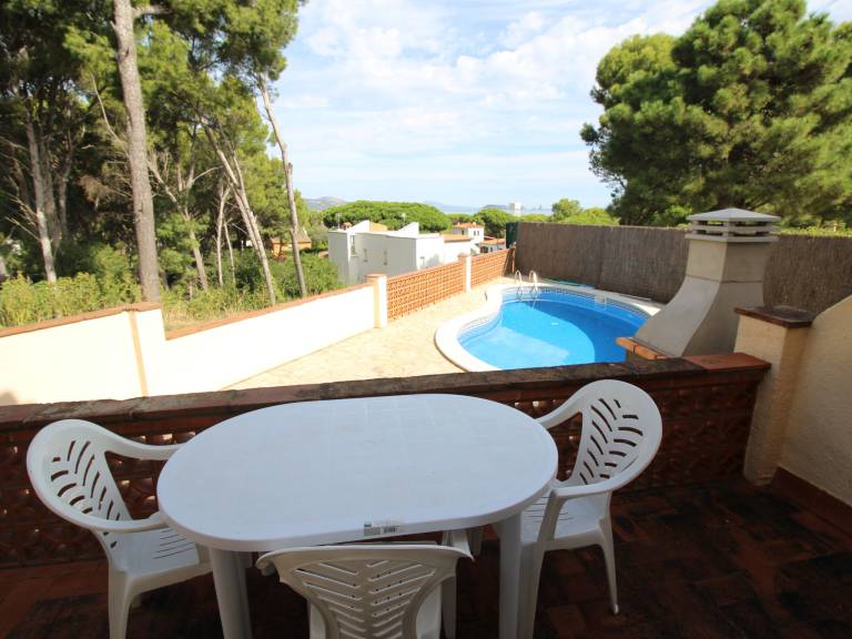 Vacation home with barbecue, private pool & terrace — photo 2