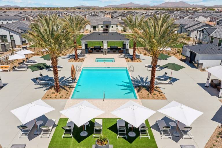 Vacation home with jacuzzi, yard & barbecue | City view — photo 2