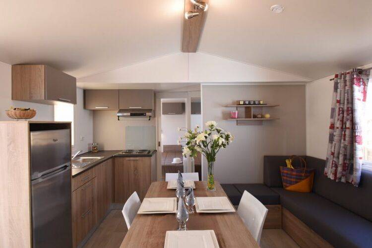Family-oriented mobile home with patio, yard & pool | Pet-friendly — photo 3