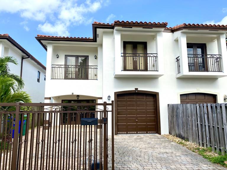 House  Coral Estates