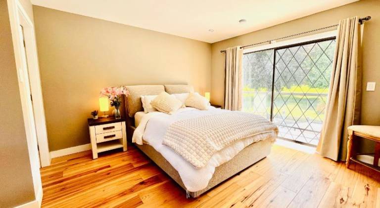 Oceanside Manor - Fancy Room - Golf course & Beach View in Nanaimo, BC