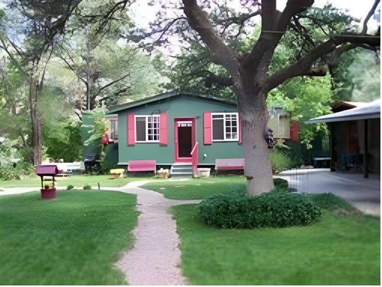 Lodge with terrace, yard & barbeque in Prescott, AZ