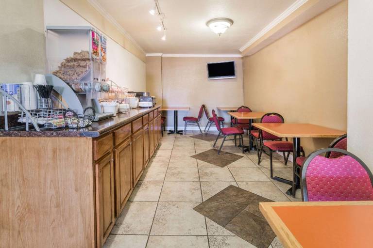 Super 8 By Wyndham Colorado Springs/Chestnut Street — photo 5