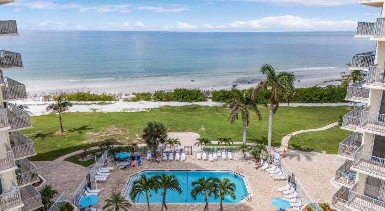 Welcome to Oceans Twelve - Ocean View and Steps to the Beach - Roelens — photo 4