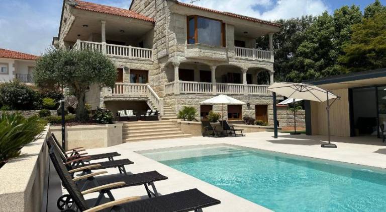 Rental apartment with barbeque, yard & terrace in Sanxenxo