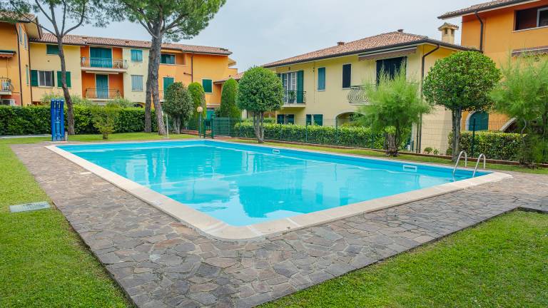 Rental apartment with yard & pool | Garden view in Sirmione