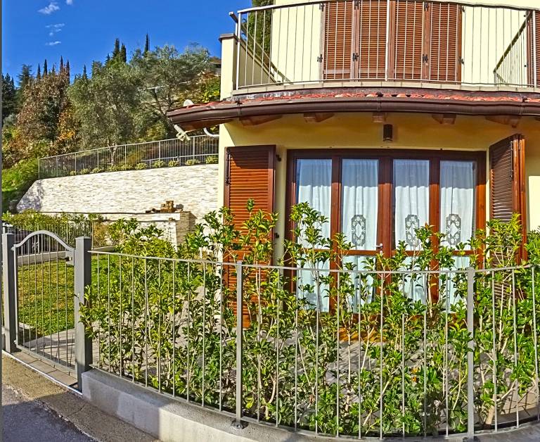 Holiday apartment with pool, garden & terrace — photo 2