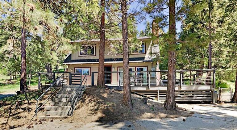 Big vacation home with BBQ, patio & hot tub | Dogs allowed in Lake Arrowhead, CA