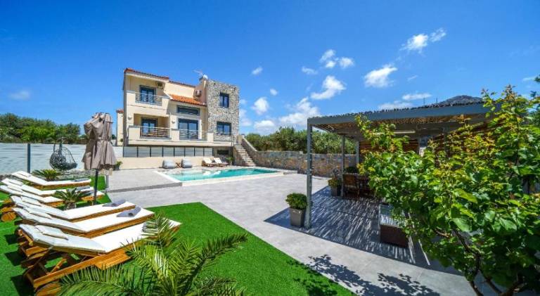 Ample holiday apartment with barbecue, private pool & yard | Suitable for remote work | Dogs allowed in Hersonissos