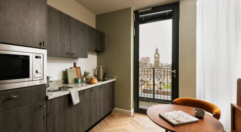 Serviced apartment with patio | Close to George Square | Good for workation | Pets allowed — photo 5