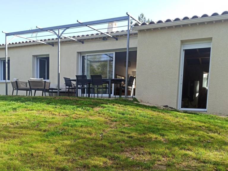 Vacation home with BBQ, patio & yard — photo 3