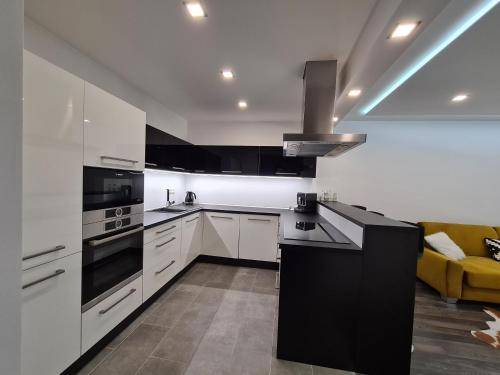 Holiday apartment with pool, barbeque & terrace — photo 4