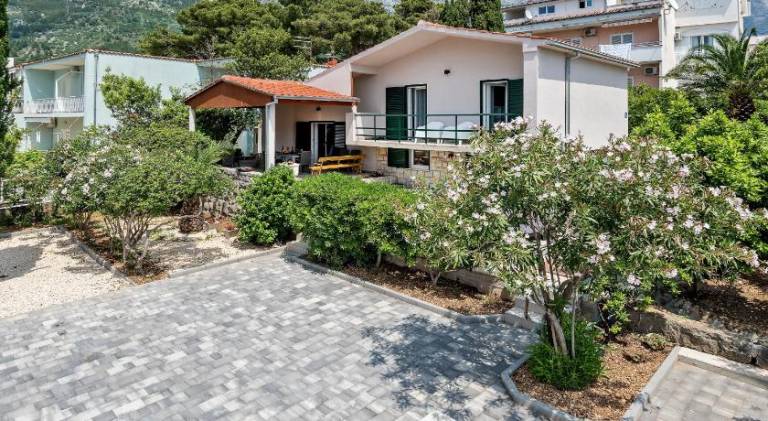Charming villa with jacuzzi | Close to the beach | Pets are welcome in Brela