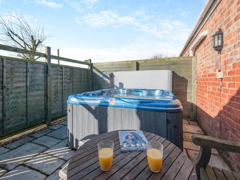 Cottage with jacuzzi & garden | River view — photo 2