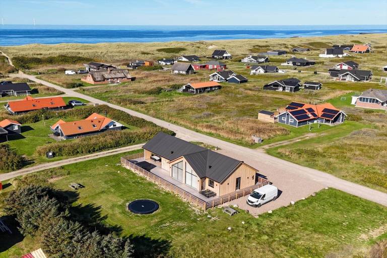 House with grill, garden & jacuzzi in Harboore