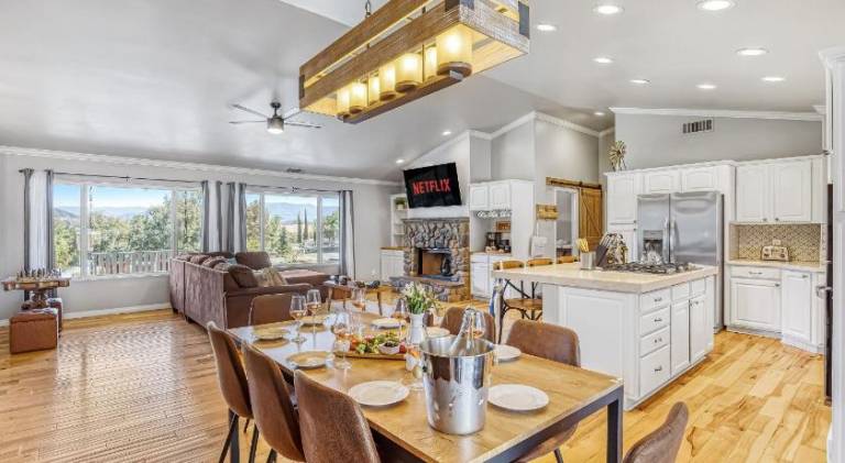 Big vacation home with hot tub & pool | Pet-friendly — photo 3